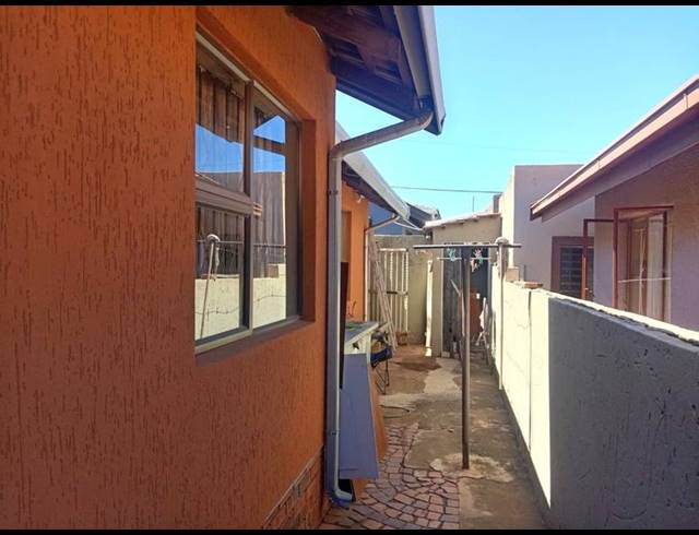 3 BEDROOM HOUSE FOR SALE IN PROTEA NORTH